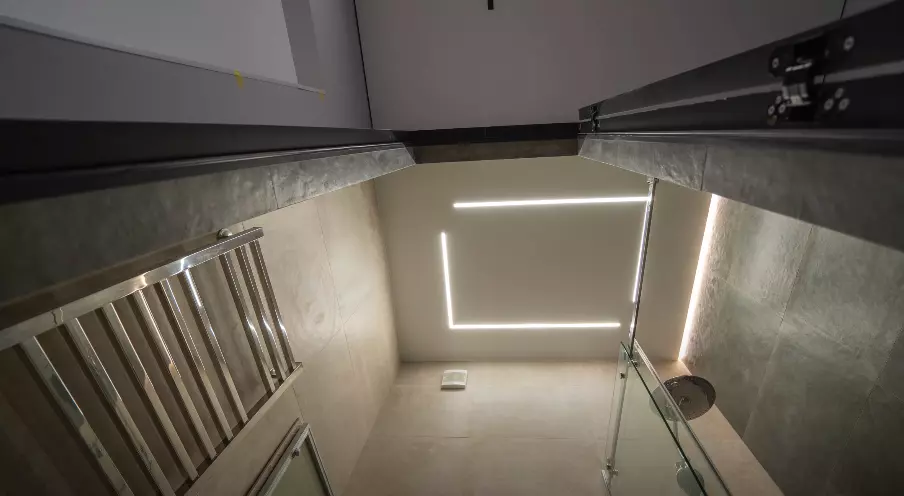 Натяжной потолок в ванную с точечными светильниками, фото 3