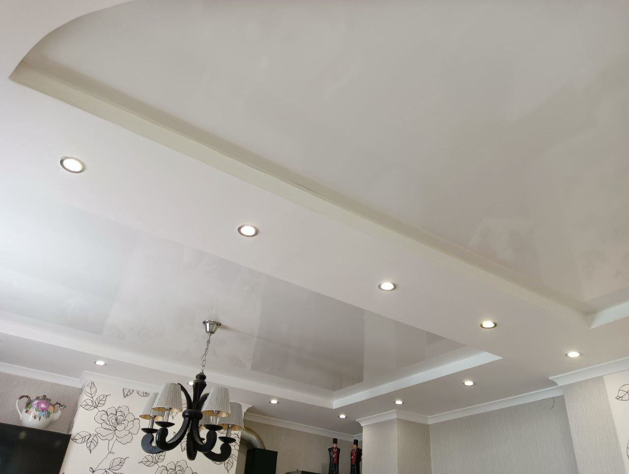 Глянцевый потолок с точечными светильниками, фото 2