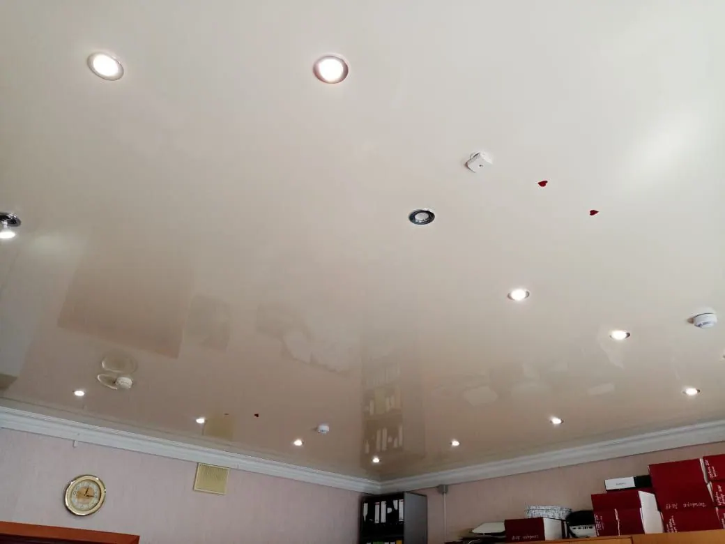 Натяжной потолок в офис с точечными светильниками — Сергиев Посад, Новоугличское шоссе, 85, фото 2